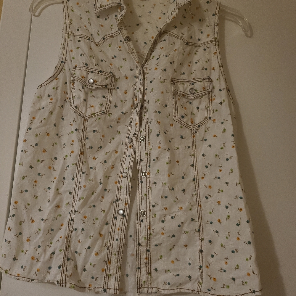 White sleeveless button up top. Size M
